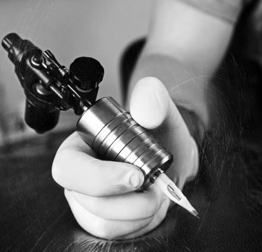 iş yerinde dövme sanatçısı 