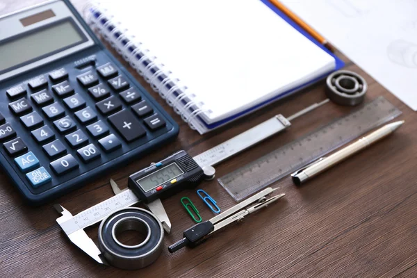 Narzędzia inżynierskie, kalkulator i notebooków — Zdjęcie stockowe