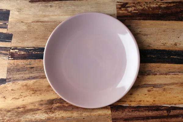 Пустая тарелка на деревянной — стоковое фото