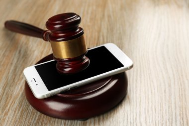 Tokmak ve ahşap smartphone 