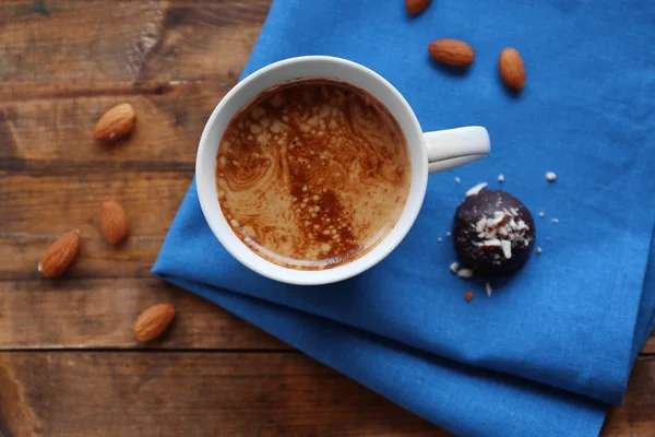 Tazza di caffè con dolce — Foto Stock