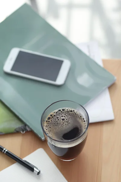 Kopp kaffe och bärbara — Stockfoto