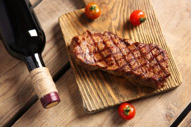 Kesme tahtasında ızgara biftek.