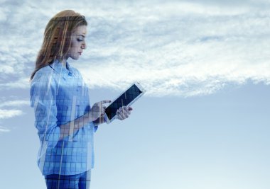 Tablet pc ile kadın silüeti