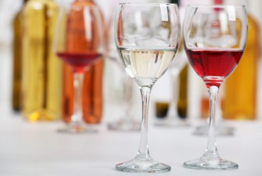 Kırmızı ve beyaz şarap bardakları