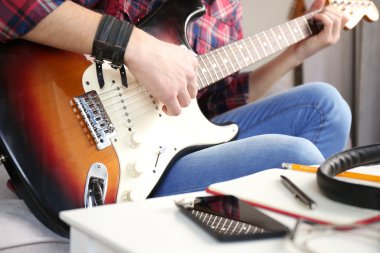 genç adam elektro gitar çalıyor.