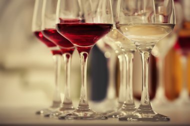 Kırmızı ve beyaz şarap bardakları