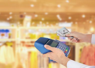 Ödeme terminal ve nakit ile işadamı