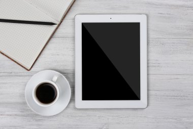 Dijital tablet kahve ile