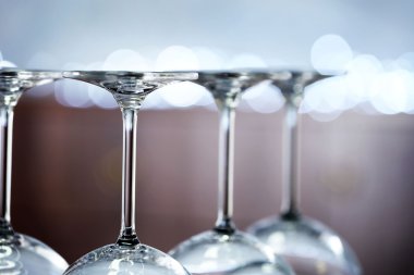 Kalkık ayaklı büyük kadehler