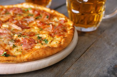 Lezzetli pizza ve bira gözlük 