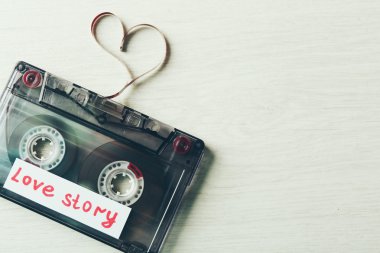 Kalp şeklinde bant ile ses kaseti