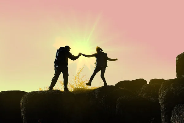 Helfende Hände Mit Sonnenlicht Zwischen Zwei Bergsteigern — Stockfoto