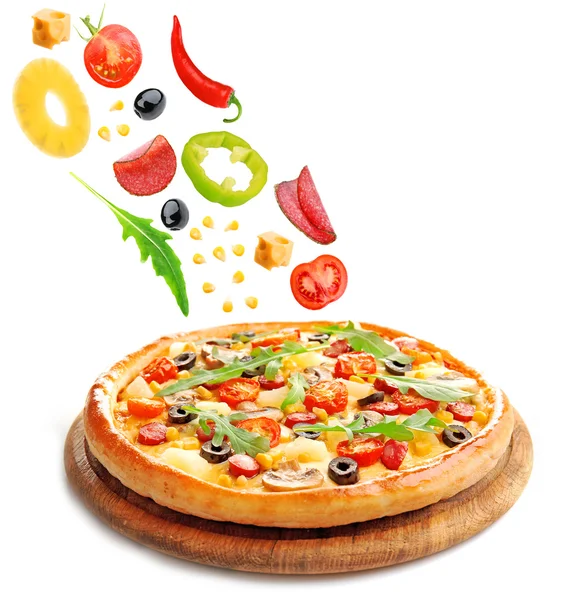 Deliciosa pizza e ingredientes que caen — Foto de Stock