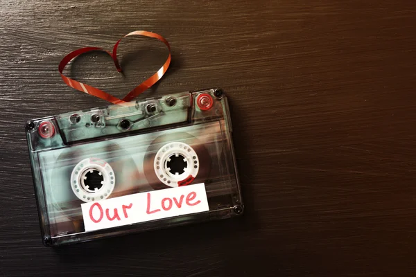 Cassette de audio con cinta en forma de corazón — Foto de Stock