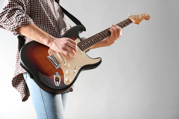 Elektro gitarlı adam