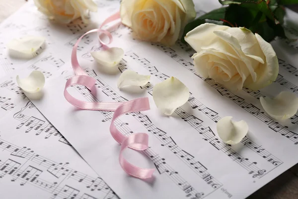 Beautiful roses on music sheets — Stock Photo, Image