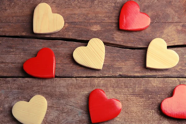 Arka plan üzerinde ahşap Kalpler