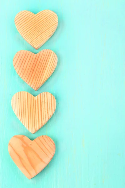 Corazones de madera sobre fondo —  Fotos de Stock