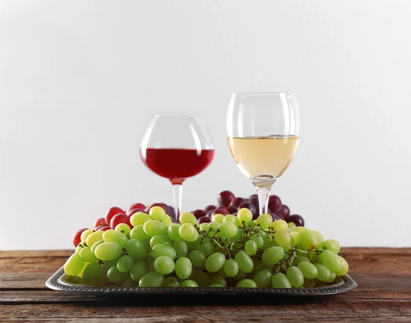 Wein und Trauben auf Holztisch — Stockfoto