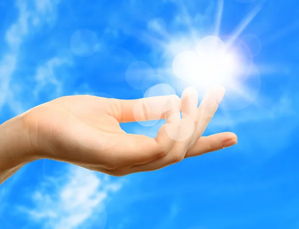 Vrouwelijke hand met zon — Stockfoto