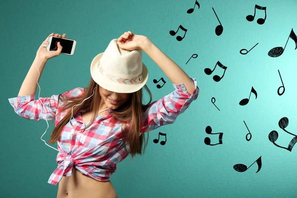 Щаслива Жінка Навушниками Слухає Музику Танцює Бірюзовому Фоні — стокове фото