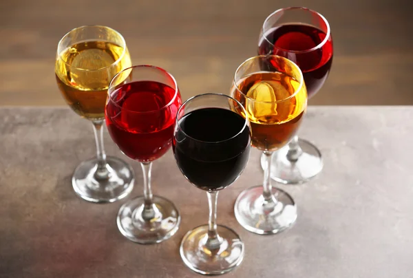 Copos com vinhos de cores diferentes — Fotografia de Stock