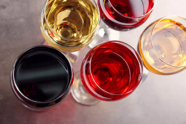 Vasos con vinos de diferentes colores — Foto de Stock