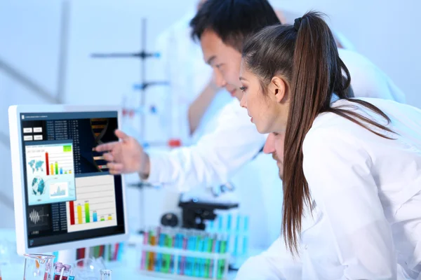 Tıbbi teknisyenler laboratuvarda çalışan