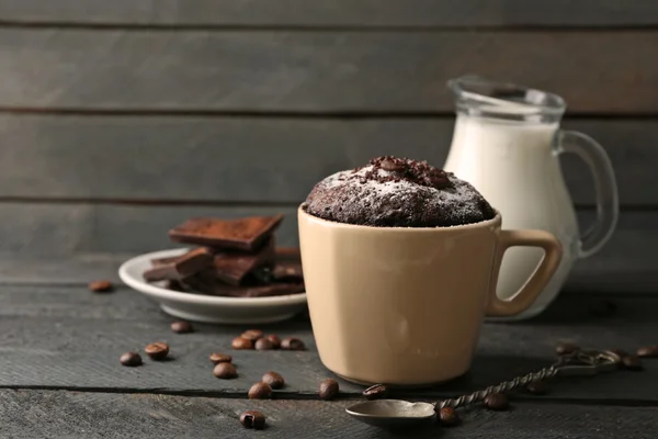 Pastel de fondant de chocolate en taza — Foto de Stock