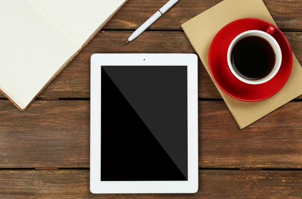 Digitale tablet met kopje koffie — Stockfoto