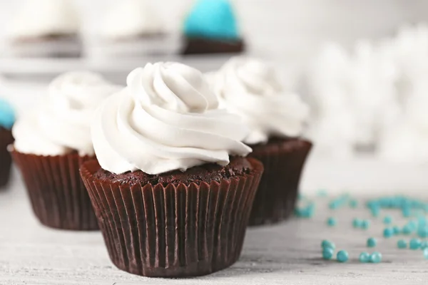 Cupcakes på träbord — Stockfoto