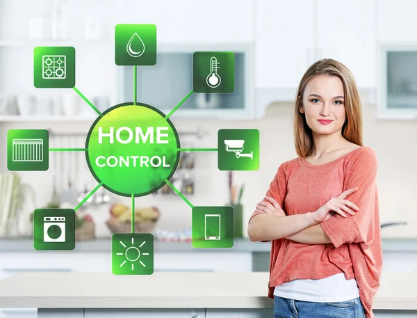 Concetto Smart Home Control Giovane Donna Cucina — Foto Stock