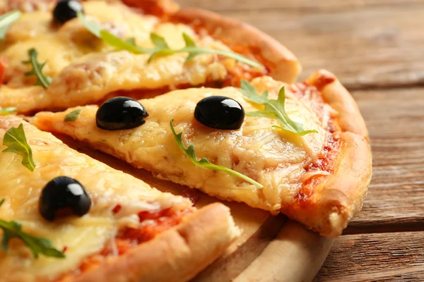 Frisch gebackene Pizza — Stockfoto