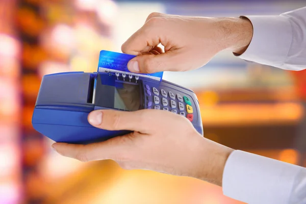 Businessman using payment terminal — Stock Photo, Image