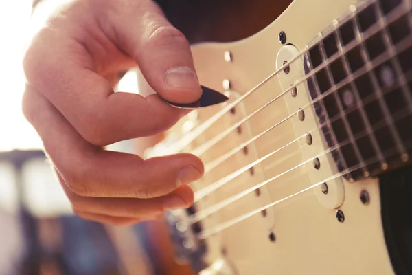 Adam gitar closeup ile — Stok fotoğraf