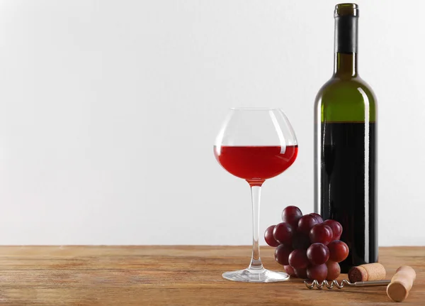 Vino y uva en la mesa —  Fotos de Stock