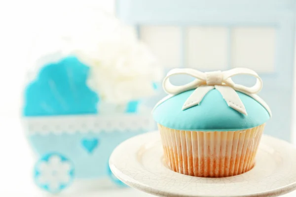 Leckere Cupcakes mit Schleife — Stockfoto