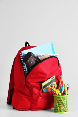 okul malzemeleriyle dolu sırt çantası. 
