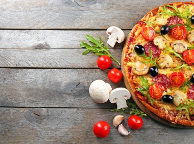 Malzemelerle güzel lezzetli pizza 