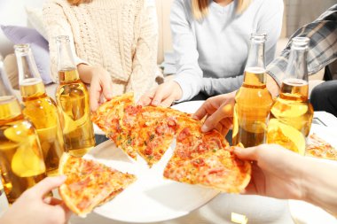 Sıcak pizza ve içecekler ile dostça parti