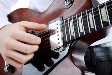 genç adam gitar çalmaya 