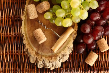 Şarap mantarlar ve kargaşa ile üzüm demet