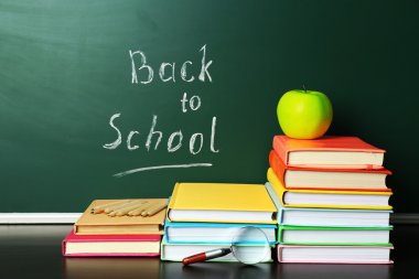 Okul kitapları üstünde okul sırası