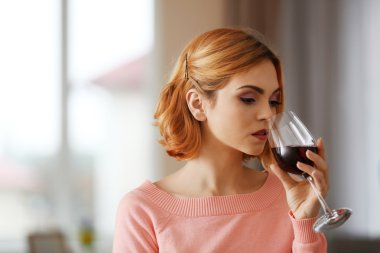 Bir kadeh kırmızı şaraplı kadın. 