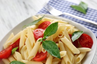 domates ve fesleğen yaprakları ile makarna