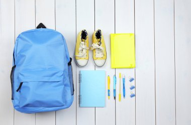 Sırt çantası ve okul malzemeleri