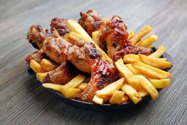 Fırında tavuk kanadı patates kızartması ile