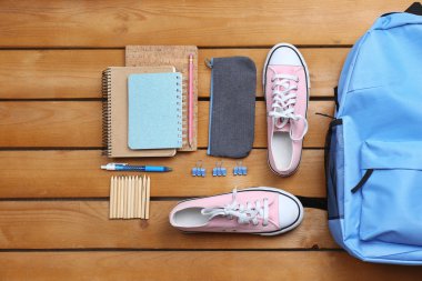 Sırt çantası ve okul malzemeleri