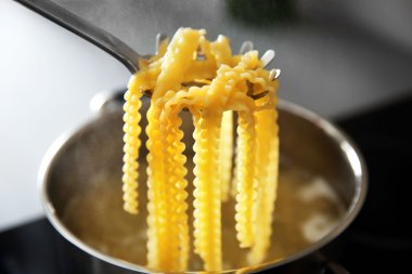 Pan üzerine kaşık makarna